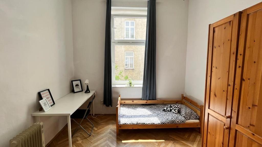 Privatunterkunft Bedroom Near The Bus And Train Station