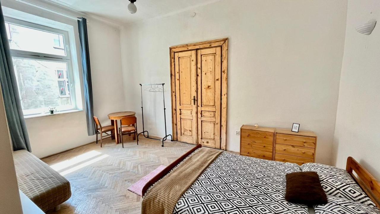 Privatunterkunft Bedroom Near The Bus And Train Station *
