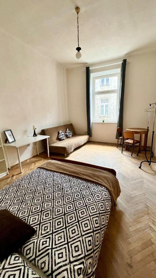 Privatunterkunft Bedroom Near The Bus And Train Station *