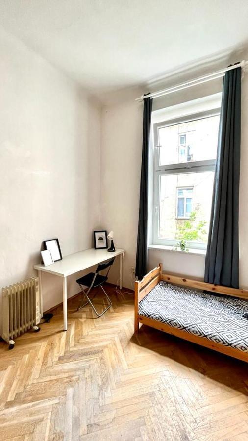 Privatunterkunft Bedroom Near The Bus And Train Station